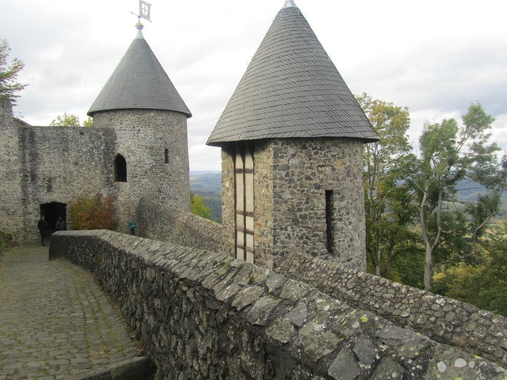 gut-Hotel zur Burg Nürburg ring Exterior foto