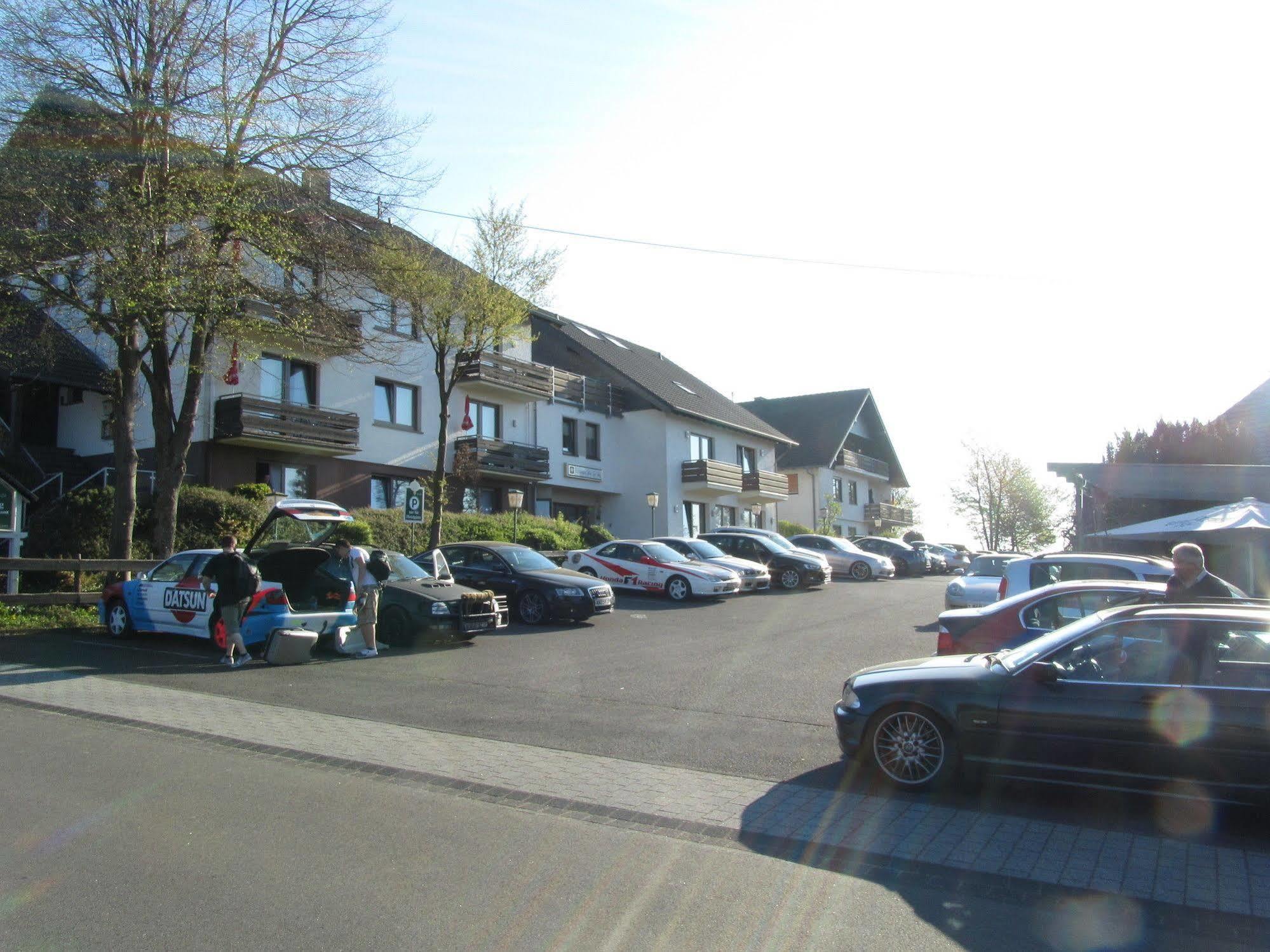 gut-Hotel zur Burg Nürburg ring Exterior foto